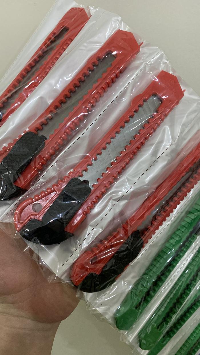 Gambar CUTTER PLASTIK WARNA-WARNI / CUTTER BESAR / CUTTER KECIL (SATUAN) - BESAR DOFF dari CV KENDI ATK undefined Tokopedia