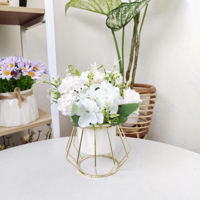 Gambar BUNGA ARTIFICIAL MAWAR HYDRANGEA KRISAN HIAS PLASTIK SET VAS KERAMIK - PUTIH VAS PUTIH dari Sudut Rumah Artificial Flower undefined Tokopedia