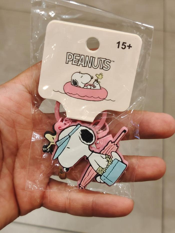 Gambar MINISO  Gantungan Kunci / Keychain SNOOPY SUMMER TRAVEL - Pink dari LEELOUF Shop undefined Tokopedia