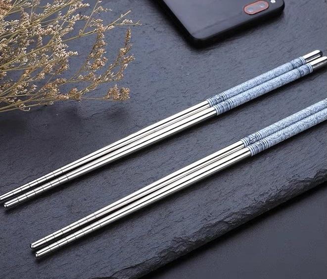 Gambar Sumpit Korea Stainless Motif Batik Abu-Abu / Sumpit Stainless 5 Set - Abu, 1 Pasang dari AchillesCollection undefined Tokopedia