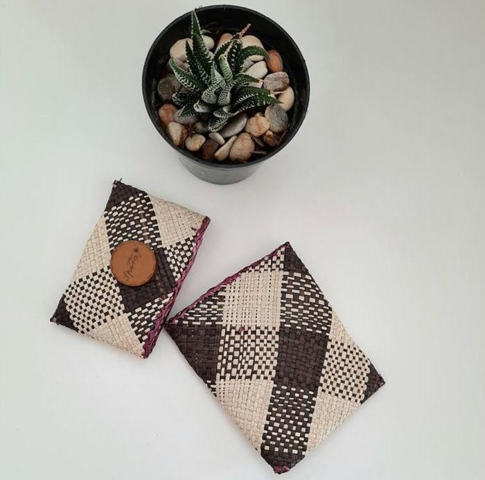 Gambar Pouch Slepen Halus Anyaman Pandan dari Crea Spora undefined Tokopedia
