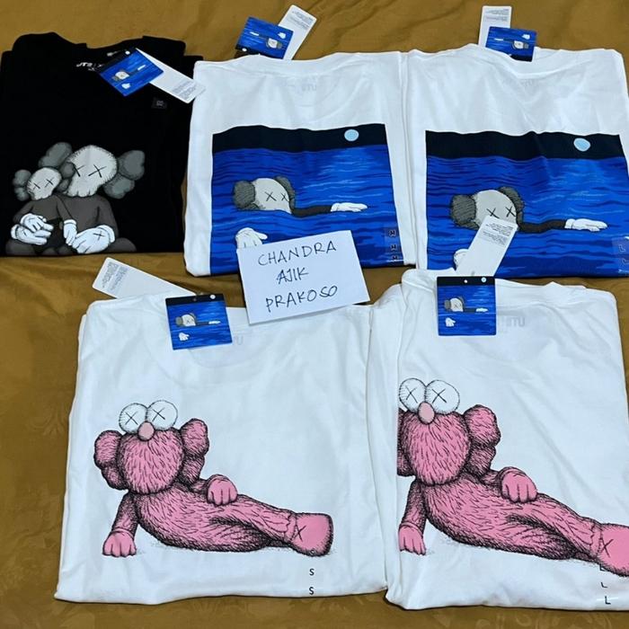 Gambar Tees Uniqlo x Kaws 2023 dari Clean Your Shoess undefined Tokopedia