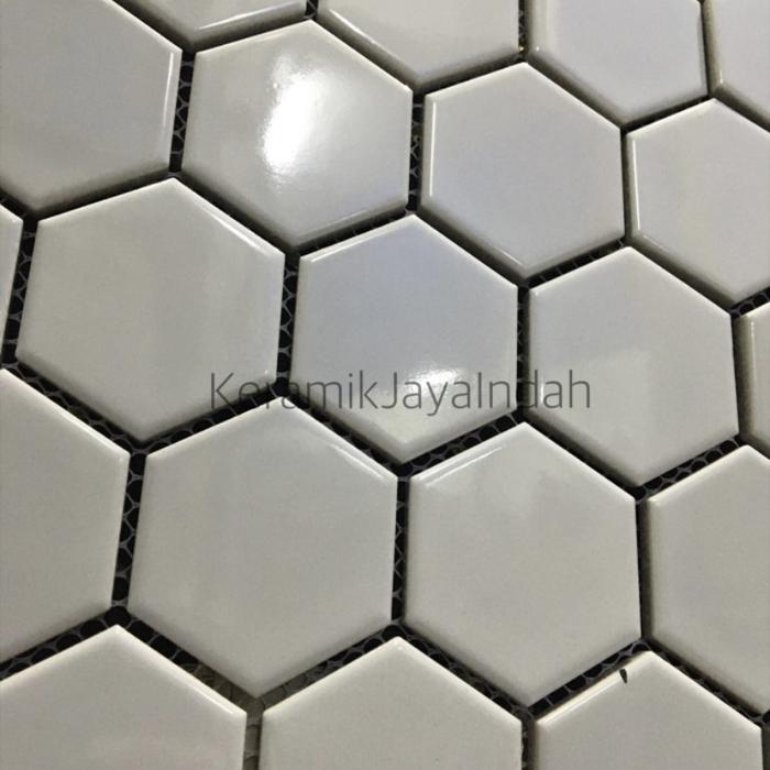 Gambar KERAMIK MOZAIK HEXAGONAL PUTIH HITAM EMAS PANTRY BACKSPLASH MOSAIK - PUTIH KILAP dari keramikjayaindah undefined Tokopedia