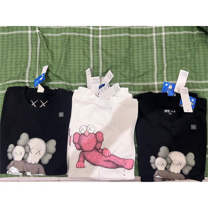 Gambar Uniqlo x Kaws 2023 Sweatshirt dari Kemeja Batik Produsen undefined Tokopedia