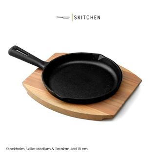 Gambar SKITCHEN Cast Iron Stockholm Skillet Medium (20 cm) - Wajan Penggorengan Panggangan Besi Cor Premium Anti Gores - +tatakan jati dari SKITCHEN Indonesia undefined Tokopedia