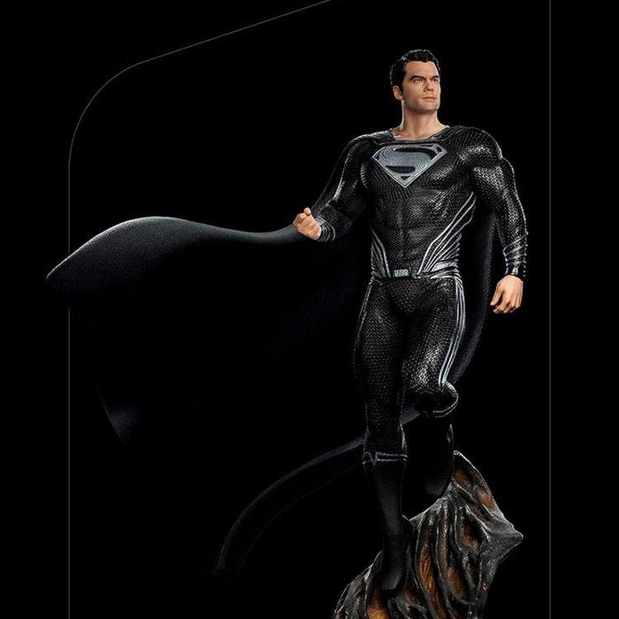 Figura de Superman Black Suit - Legacy Replica de Iron Studios