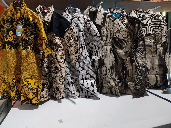 Gambar Kemeja Batik Pria Asli Pekalongan (CORAK RANDOM) - M (L.Panjang) dari King Fatih Shop undefined Tokopedia