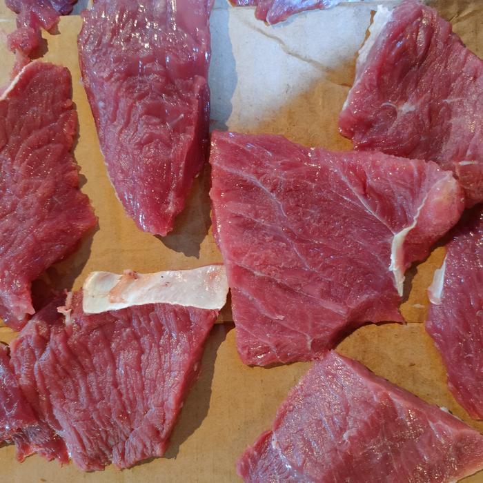Gambar potongan daging rendang 500 gram dari Ade Kaka Beef undefined Tokopedia