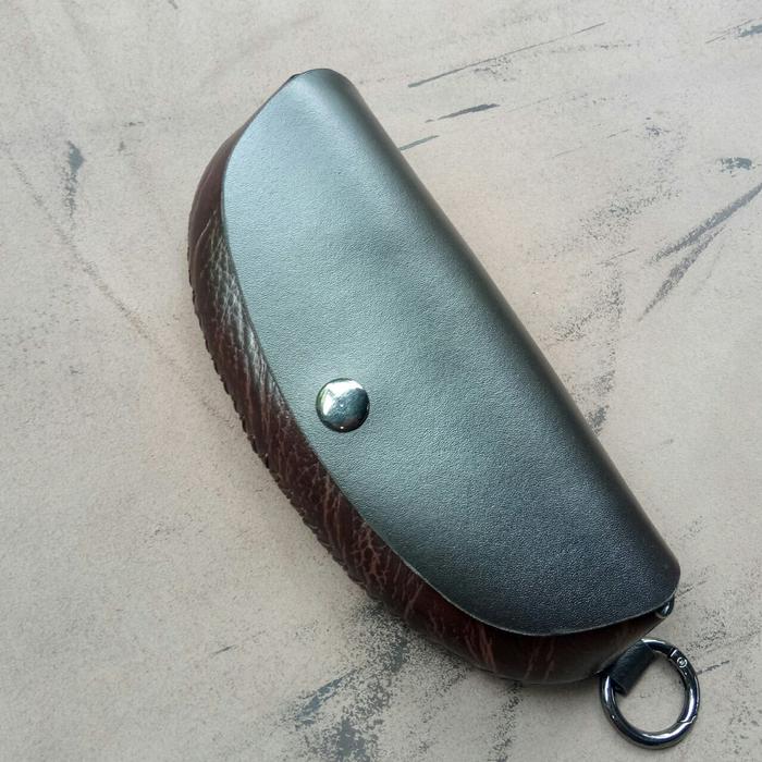 Gambar Dompet Kacamata Kulit dengan Ring Pengait dan Tali Handstrape Cocok untuk Traveling Glasses - Dark Brown dari Alergimesin undefined Tokopedia