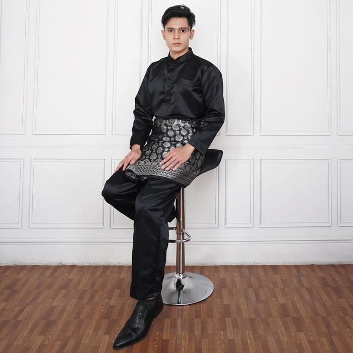 Gambar baju kurung cowok //  set baju Melayu lelaki / baju adat pria - Hitam, XXL dari oni store93 undefined Tokopedia
