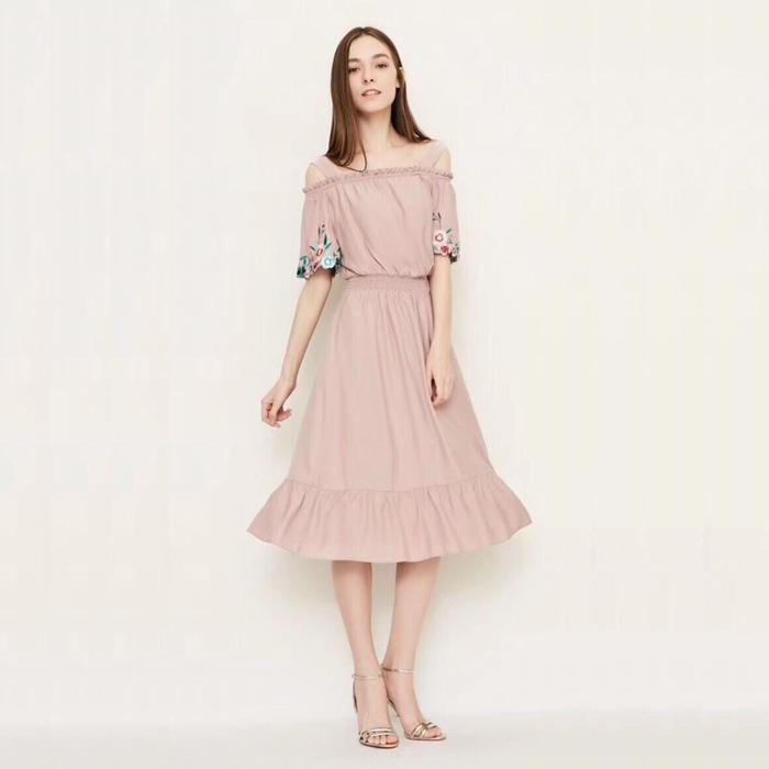 Gambar DRESS PESTA SATIN PINK BIRU NAVY SABRINA OFF SHOULDER BORDIR BUNGA - Merah Muda, M dari Paisley & Sage undefined Tokopedia