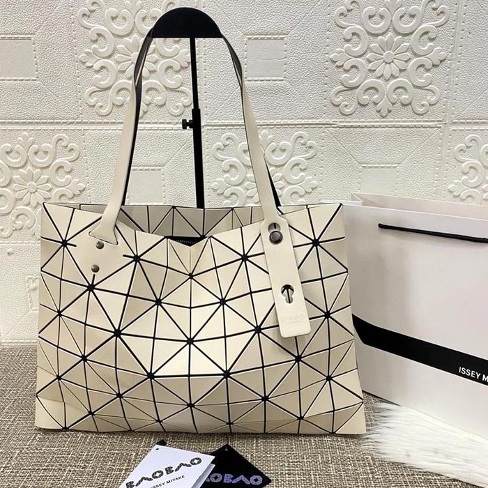 Gambar Tas Baobao Issey Miyake tote bag baobao premium 7x10 Geometri tote bag - Cream dari BLours undefined Tokopedia