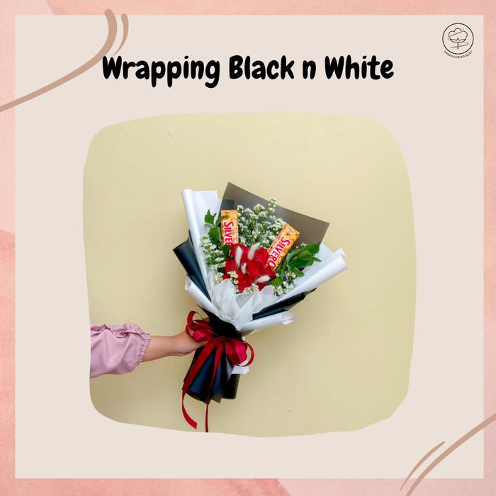 Gambar Hand Bouquet Hadiah sidang Ultah wisuda Pacar Rose With Chocolate - Black n White dari Dried Blume Bouquet undefined Tokopedia