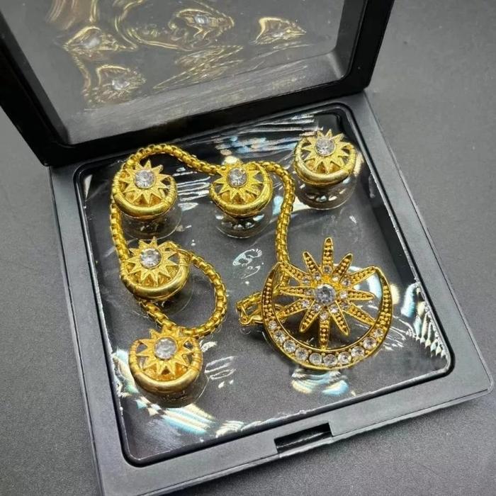 Gambar Rantai Baju Melayu Pria Ori Dengan Kotak Muslim Rantai Baju Melayu Pria Butang Rantai Baju Melayu Bulan Berbintang - Emas-1 dari Momen Hati undefined Tokopedia