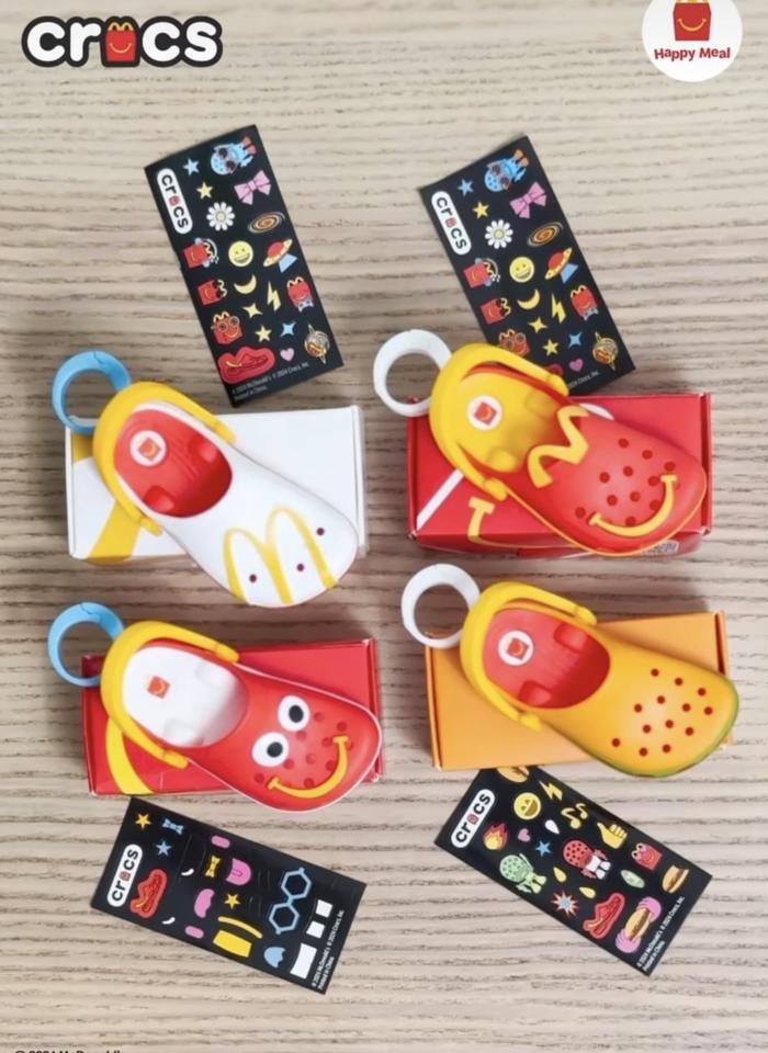 Gambar Mainan MCD CROCS Happy Meal Mc Donalds Toys McD Sandal Crocs Merchandise Mini Figure Key Chain + Stickers - no. 1 dari OriginaL Boss_NEW undefined Tokopedia