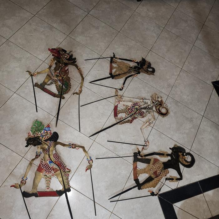 Gambar sepaket lima wayang kulit peninggalan mbah dari Jefri Antik undefined Tokopedia