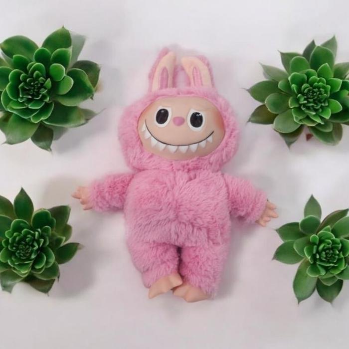 Gambar Labubu Boneka the monster macaroon vynil face unofficial ukuran 35cm - Labubu pink dari INDOSHOP10 undefined Tokopedia