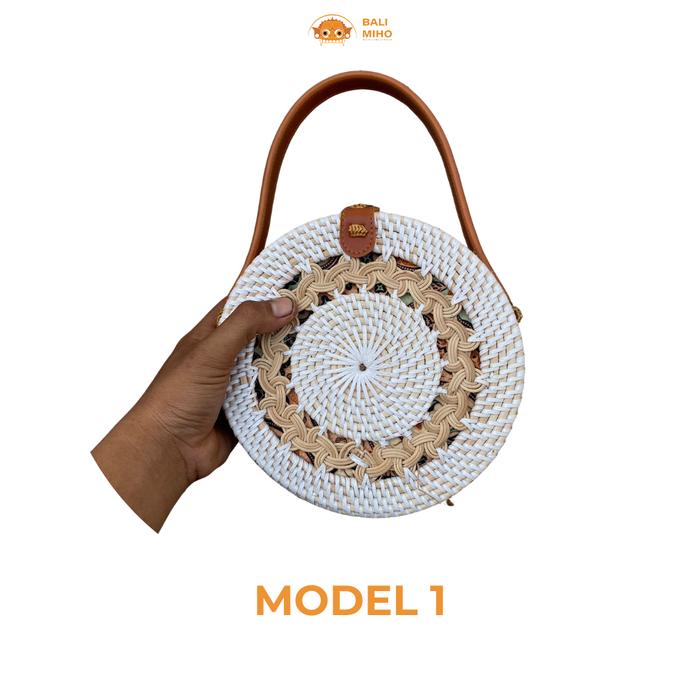 Gambar Tas Rotan Bulat Pegangan diameter 20 cm - Tas Rotan bulat - rattan bag - Tas atte Bali motif pegangan - Tas atte bali - Tas rotan gendong - tas rotan hanging - Model 1 dari Bali Miho undefined Tokopedia
