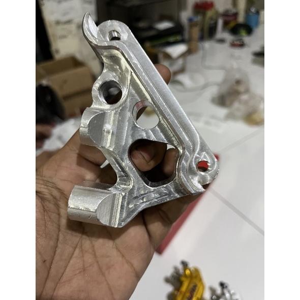 Gambar Breket Kaliper Nissin monoblok PNP shock Tiger Megapro verza Mp mono Cb150r old 300mm - Breket 300mm, Nissin mono dari umi part undefined Tokopedia