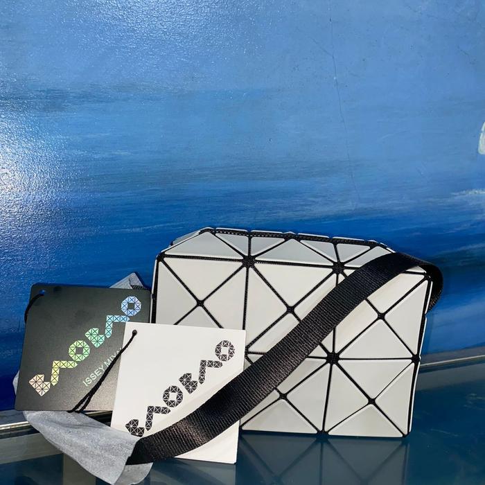 Gambar ISSEY MIYAKE GREY HANDBAG dari OOWH BOUTIQUE undefined Tokopedia