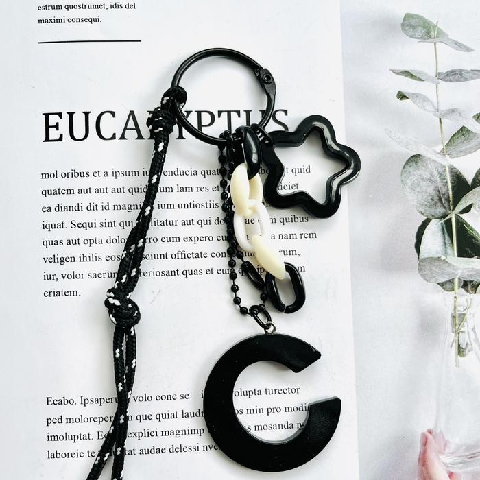 Gambar Gantungan huruf bagcharm macrame - Hitam dari enzy_beauty undefined Tokopedia