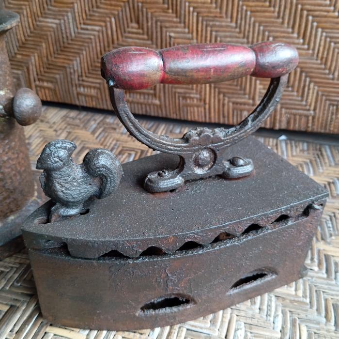 Gambar setrika besi ayam jago jadul dari EpicVintage undefined Tokopedia