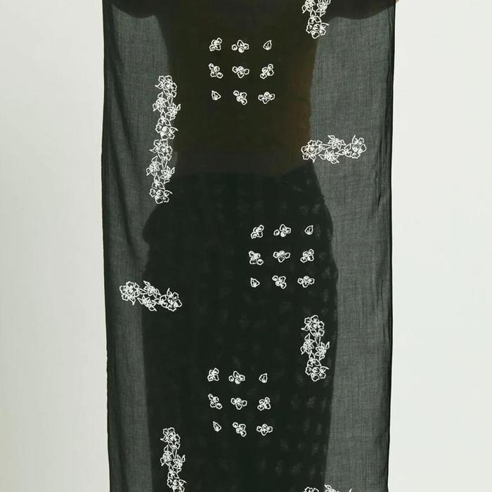 Gambar Terjangkau Selendang Untaian Bunga Pencar Hand Stamped Batik Tencel Organic Material Sejauh Mata Memandang - Hitam dari fernandaaa undefined Tokopedia