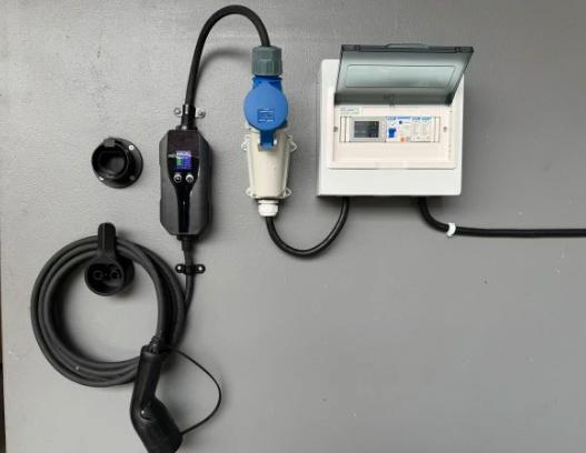 Gambar Chint industrial socket PLUG 2P + E 16A 32A  IP44  200-250V dari toekangbaterai undefined Tokopedia