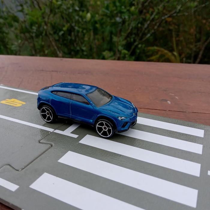 Jual diecast tomica lamborghini urus loose Malang