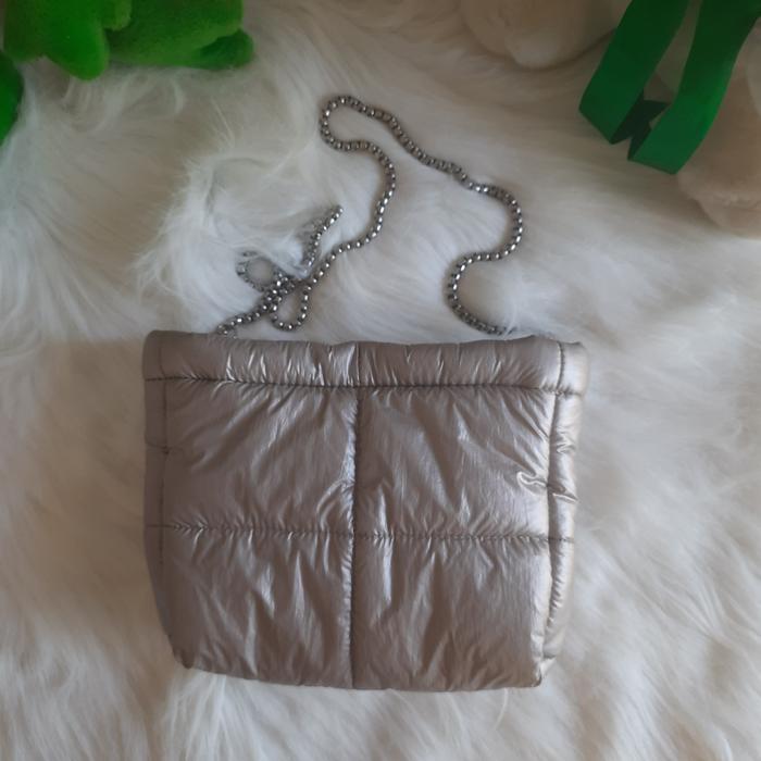 Gambar Tas selempang / sling bantal warna krem preloved dari Levi Online Shop undefined Tokopedia