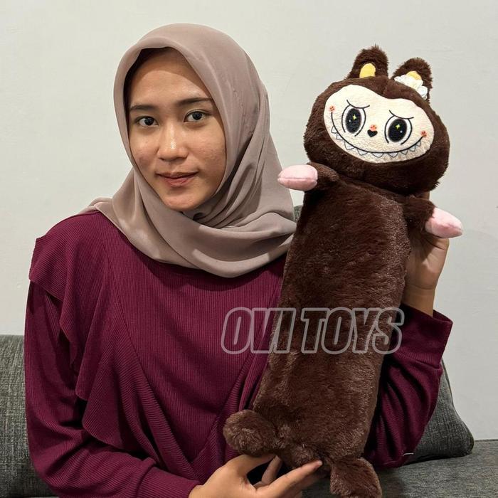 Gambar Guling Labubu Boneka Labubu The Monster Exciting Macaron Bahan Plush Halus dan Lembut Hadiah Ulang Tahun Anak - Coklat dari ulul52 undefined Tokopedia