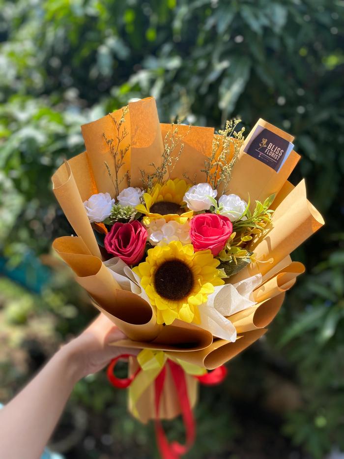Gambar Buket bunga palsu + buket bunga matahari + buket bunga wisuda + graduation bouquet/ sunflower artificial - Sunflowers dari Bliss floristBandung undefined Tokopedia