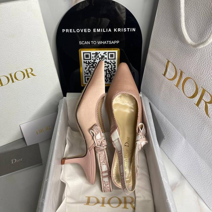 Gambar Preloved slingback pumps in nude satin and cotton heels Authentic dari Prelovedemiliakristin undefined Tokopedia