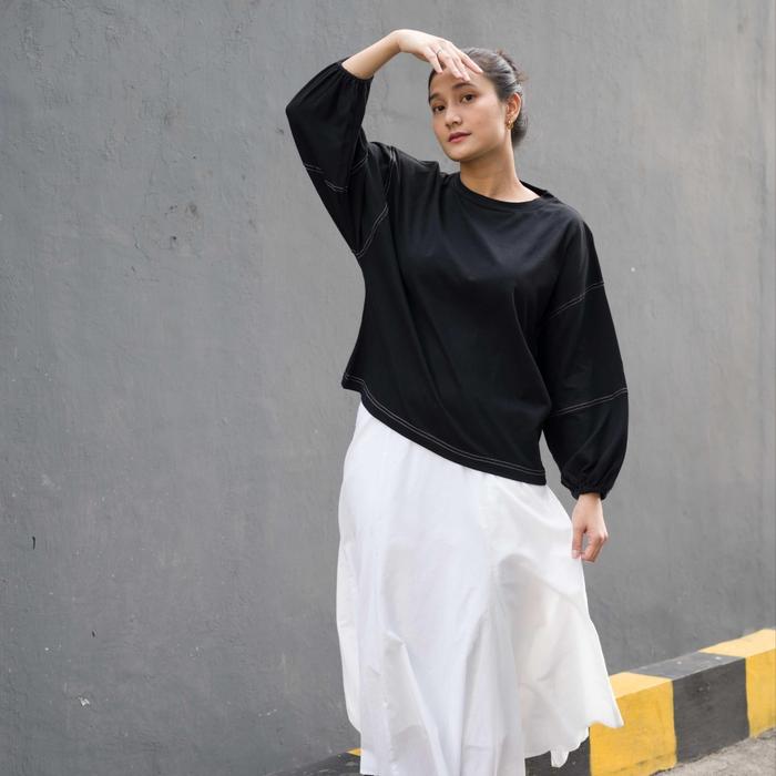 Gambar Aline Blouse Oversized by Monicathelabel - Oreo, all size dari Monicathelabel undefined Tokopedia