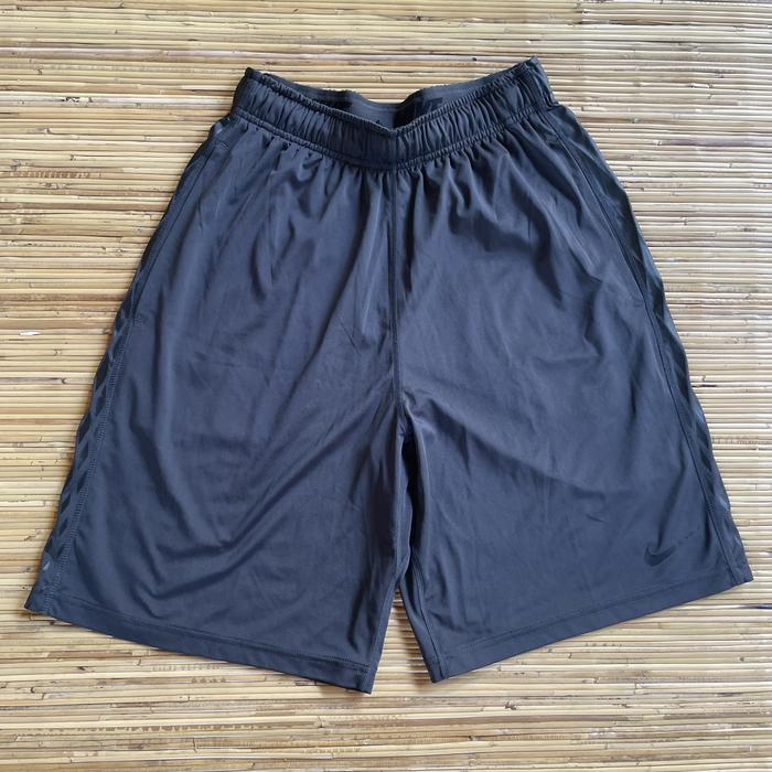 Gambar Celana Pendek Nike Short Pants Sportswear Olahraga Training Dri-Fit Abu-Abu Grey Second dari figurinethrift undefined Tokopedia