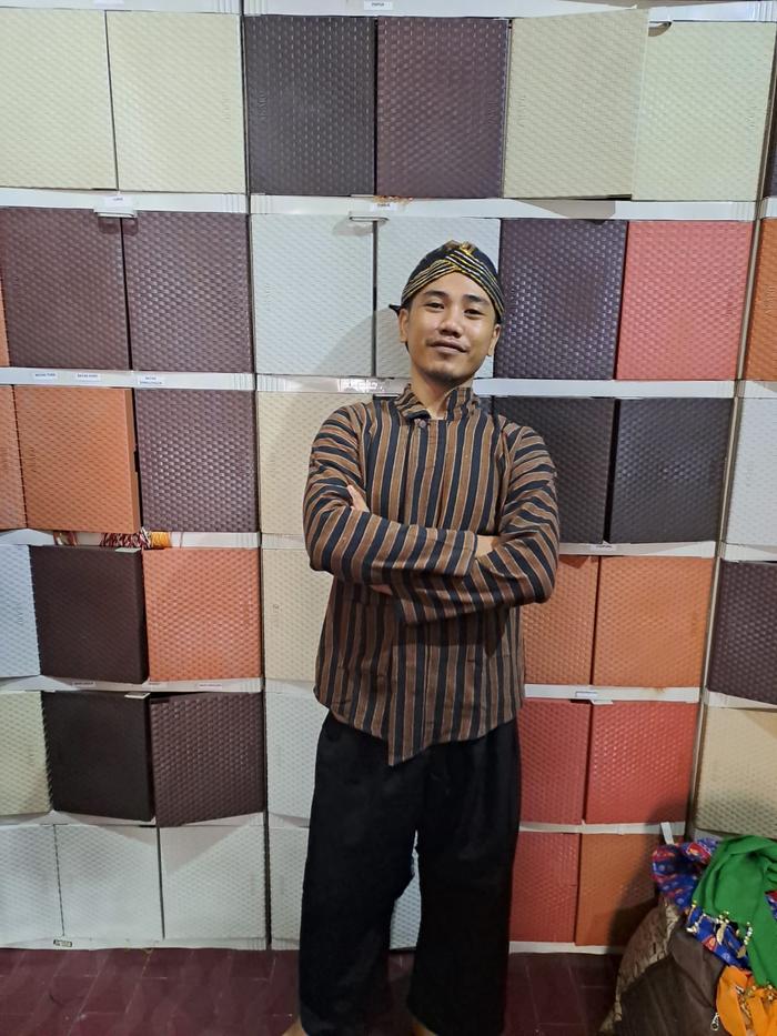Gambar Sewa baju adat Jawa Lurik Pria dari Sanggar Tari Tradisional Yudha Asri undefined Tokopedia