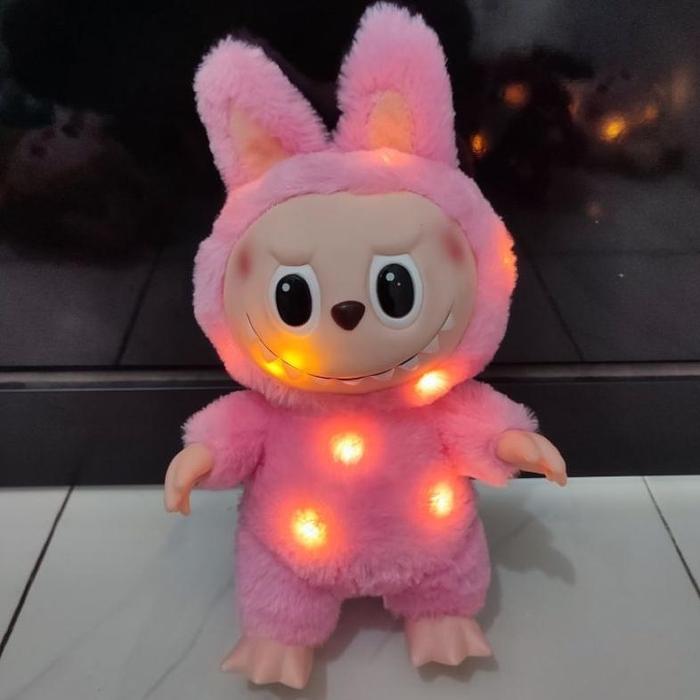Gambar Boneka Labubu LED Muka Karet Macaroon vynil face unofficial ukuran 35cm - Labubu pink LED dari Baby Kids Shop 1 undefined Tokopedia