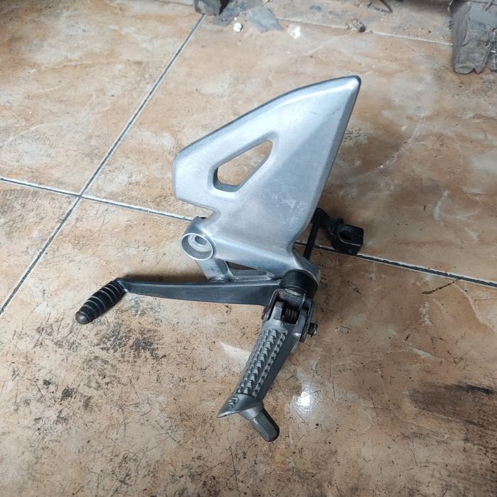 Gambar dudukan footstep foot step depan kanan kiri Suzuki GSX 150 original ORI asli second - kiri aja dari deni. part undefined Tokopedia