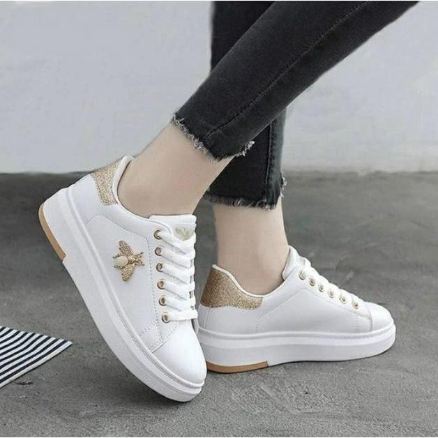Gambar SEPATU SNEAKERS WANITA PREMIUM OP01 KOREA STYLE SPORT CASUAL SEPATU FASHION CEWEK KETS OLAHRAGA LARI ATLETIK PEREMPUAN MODIS MODEL TERBARU KEKINIAN MODERN SPORT SHOES OLAH RAGA LARI ATLETIK GYM SHOES SNEAKER BRANDED ORIGINAL PUTIH BEE LEBAH BUTTERFLY - GOLD, 36 dari SHOESMIVEL undefined Tokopedia