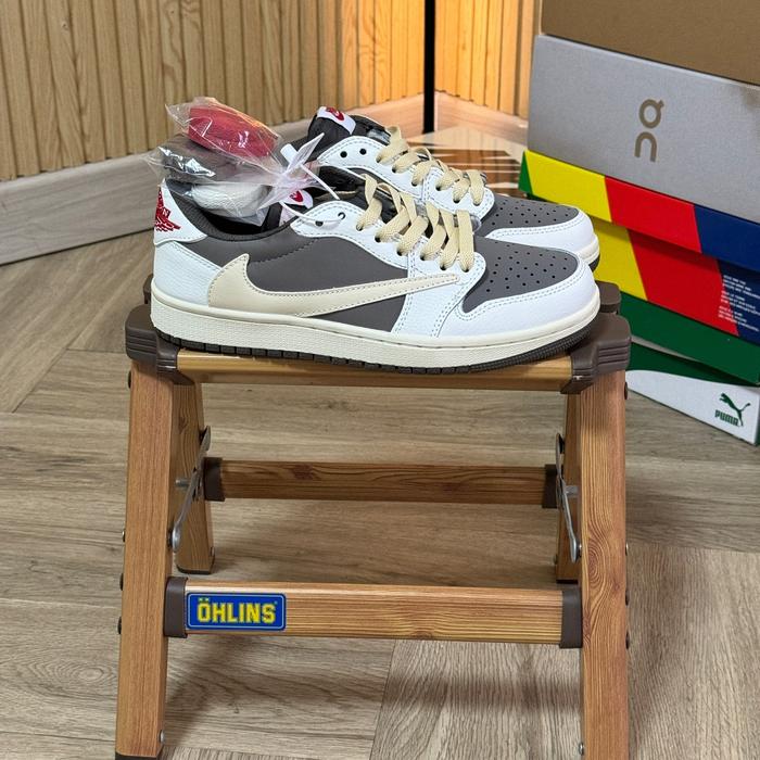 Gambar Sneakers Travis Scott X Jordan 1 Low OG PS 'Reverse Mocha' BNIB - Reverse Mocha, 38 dari VibeSneakers undefined Tokopedia