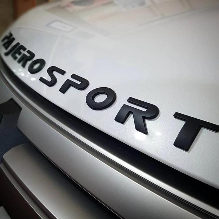 Gambar Sentra Aksesoris Mobil EMBLEM KAP MESIN ALL NEW PAJERO SPORT 2021- - Hitam dari Sentra Aksesoris Mobil undefined Tokopedia