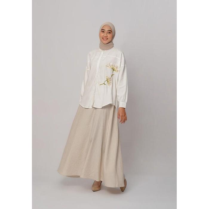 Gambar Sekar Shirt Natural By Tufine X Tencel - Kemeja Wanita Linen Organik - Off White dari HijabFever undefined Tokopedia