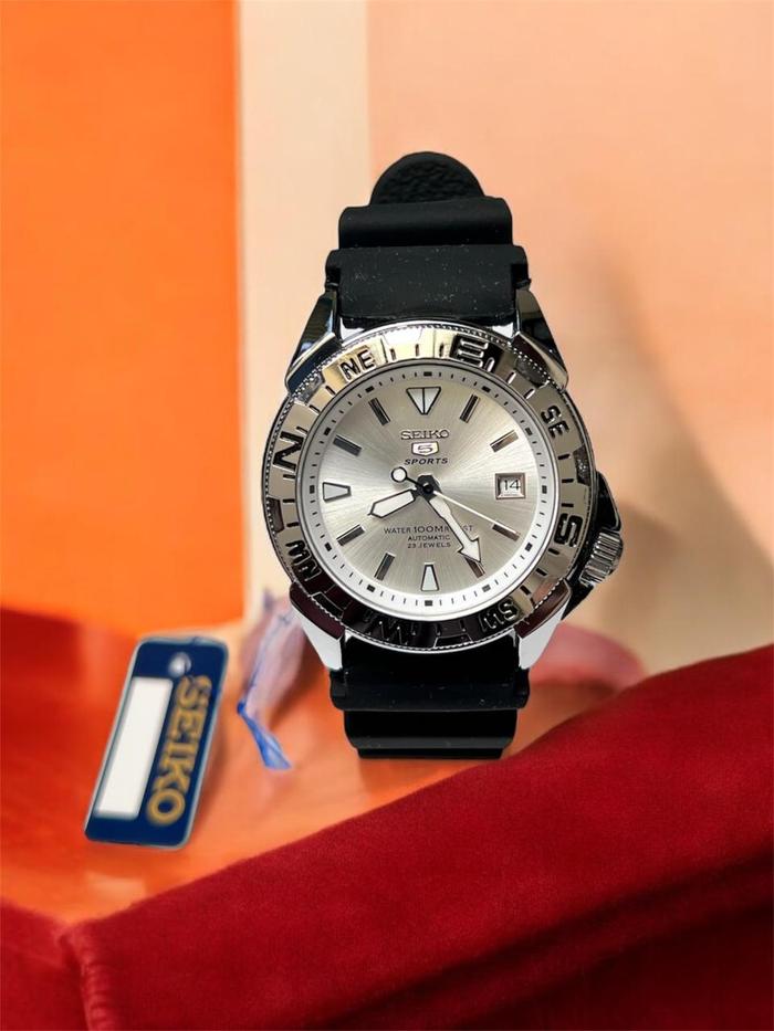 Gambar Jam Tangan Seiko Automatic / Jam Pria Tali Rubber / Seiko 5 Sport / Jam Tangan Seiko otomatis / Seiko Sport 5 Tanggal - Black White dari TripleT123 undefined Tokopedia