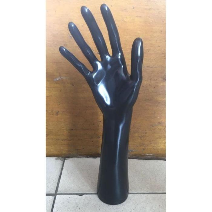 Gambar Manekin Tangan Bahan Plastik / Patung Tangan Display Cincin Arloji / Manekin Tangan Cewek / Manekin Tangan Cowok / Standing Tangan Aksesoris Cincin - Hitam, 32 Cm dari STOR FRANK undefined Tokopedia