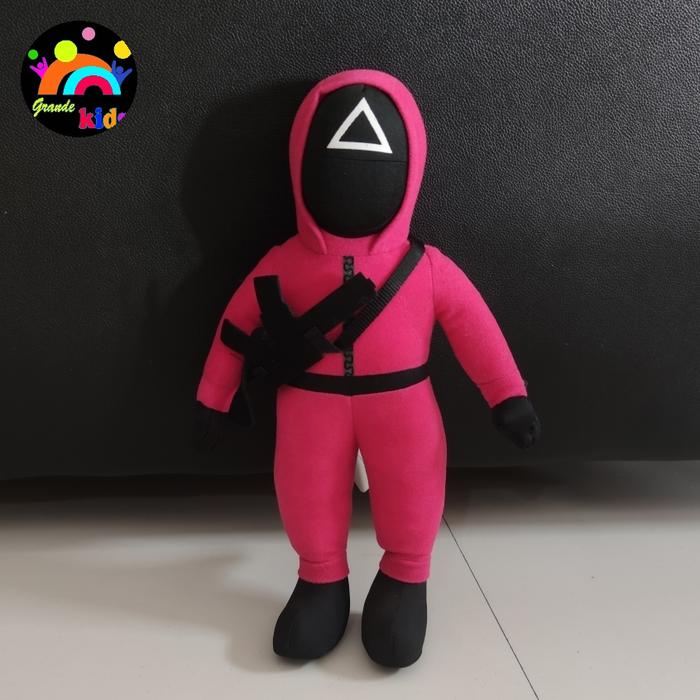 Gambar boneka squid game - guard triangle dari grande kids undefined Tokopedia