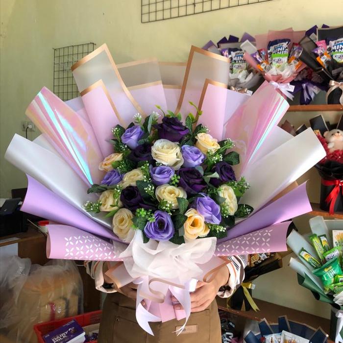Gambar buket bunga artificial graduation large / buket bunga bandung - Deluxe Lavender dari Viflowerss undefined Tokopedia