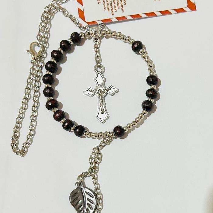 Gambar Accesories Car Pendant Mobil Bulat Kecil Gantungan Model Rosary Rosario Spion Kaca Aksesoris Pajangan Cross Souvenir Silver & Gold Diameter 6cm untuk Spion Kamar dan Souvenir dengan Kotak dan Pouch Sederhana - Silver dari Cicilia Goen Shop undefined Tokopedia