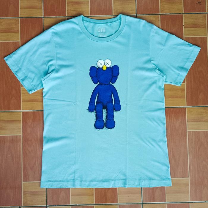 Gambar Tshirt Uniqlo X Kaws Second dari 4U.CATALOG undefined Tokopedia
