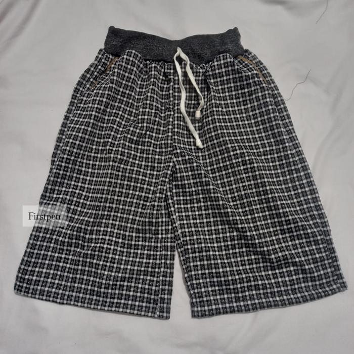Gambar Celana Pendek Pria Selutut Motif Kotak - Kotak Kecil dari FIRSTPEN undefined Tokopedia