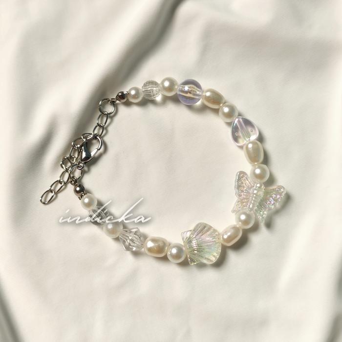 Gambar Gelang Manik Beads Bracelet Kupu Butterfly Monochrome Aesthetic Unik Cantik Keren untuk Cewek Wanita Cewe Perempuan Plastik Rantai Gift - Putih Senar dari Indicka Collection undefined Tokopedia
